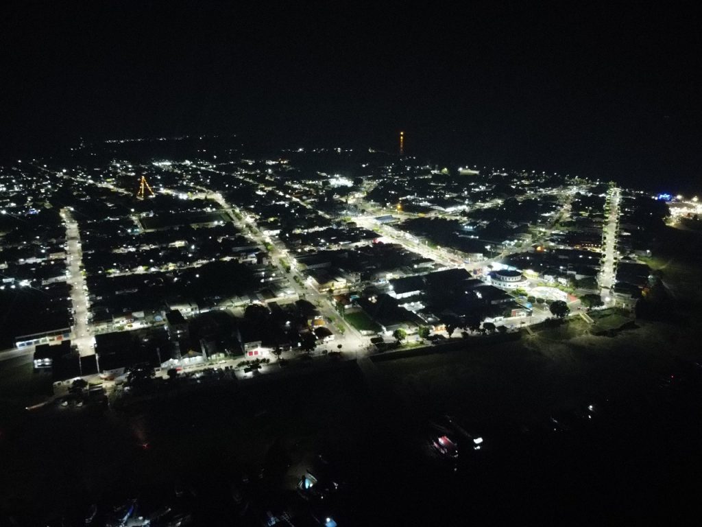 Em-Maues-governador-Wilson-Lima-assina-ordem-de-servico-para-recuperacao-viaria-anuncia-investimentos-em-agua-e-entrega-iluminacao-publica-