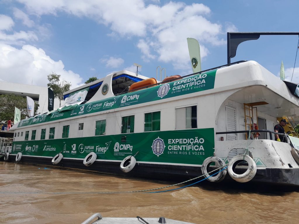 Barco científico da UEA coleta amostras da Bacia Amazônica durante COP 30 Belém"