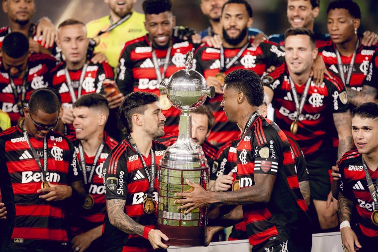Flamengo campeão da Libertadores 2025 garante R$ 177 milhões em premiação e dispara liderança financeira Flamengo levanta a taça de campeão da Libertadores da América em 2025