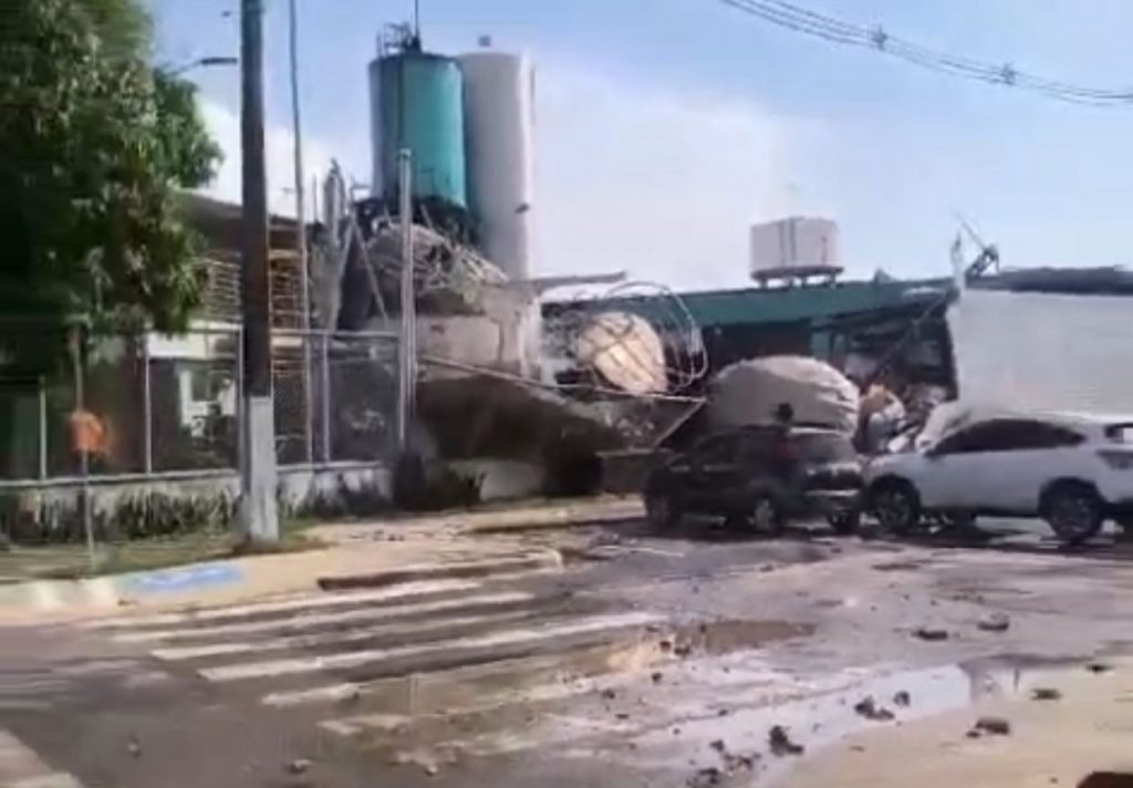 Tonéis tombados em fábrica de vinagre que causaram estrondo na Compensa, Manaus.