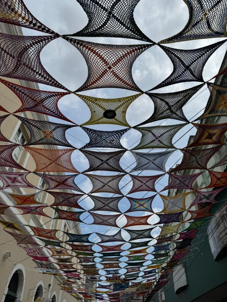 Crochê transforma rua histórica de Belém em arte viva Arte em crochê em rus de Belém