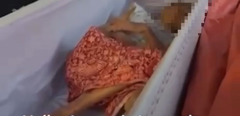 Idosa dada como morta se mexendo dentro de caixão antes de cremação em templo na Tailândia