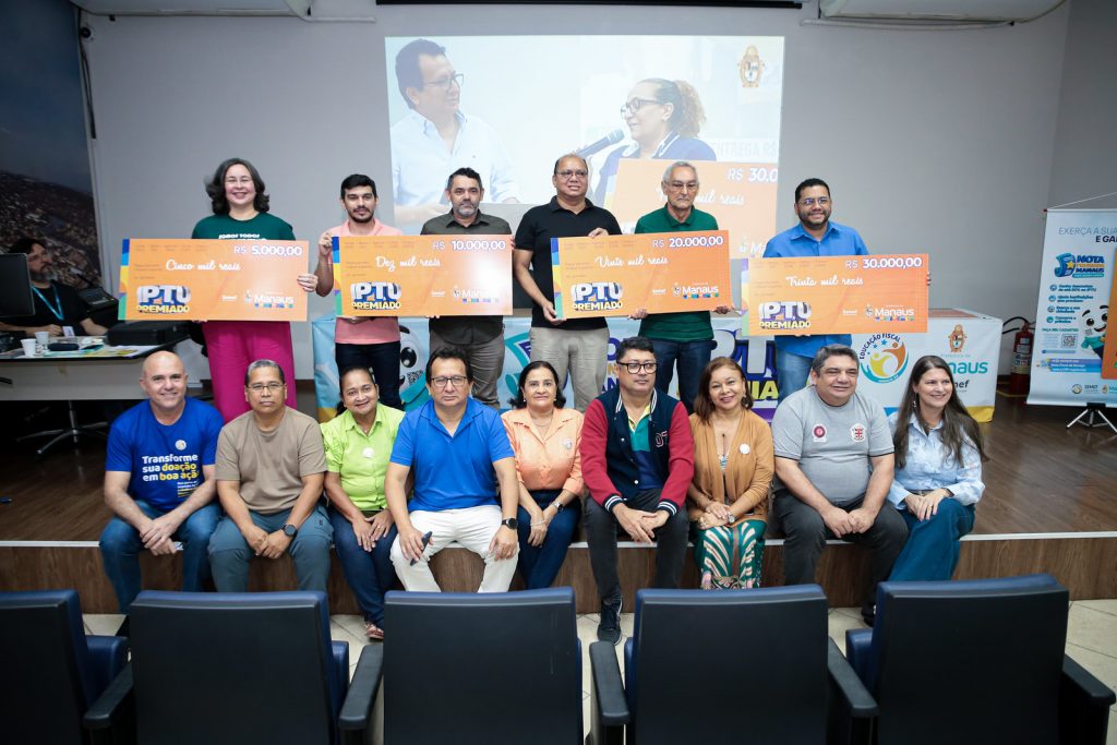 Ganhadores recebem cheque do 8º sorteio do IPTU Premiado 2025 em Manaus refeitura de Manaus entrega cheques simbólicos aos ganhadores do oitavo sorteio do IPTU Premiado 2025