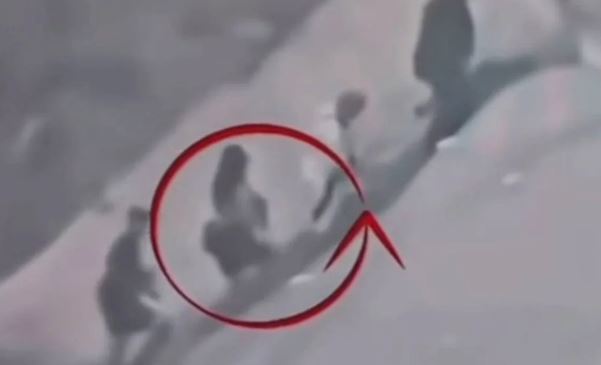 Vídeo mostra suposta fuga de “Japinha do CV” durante operação no RJ Suposta Japinha do CV em fuga durante operação policial no Rio