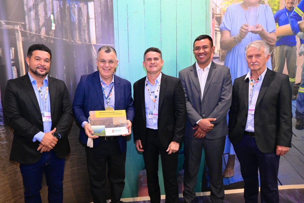 Prefeito David Almeida apresenta projeto de saneamento em palafitas de Manaus durante a COP30 em Belém