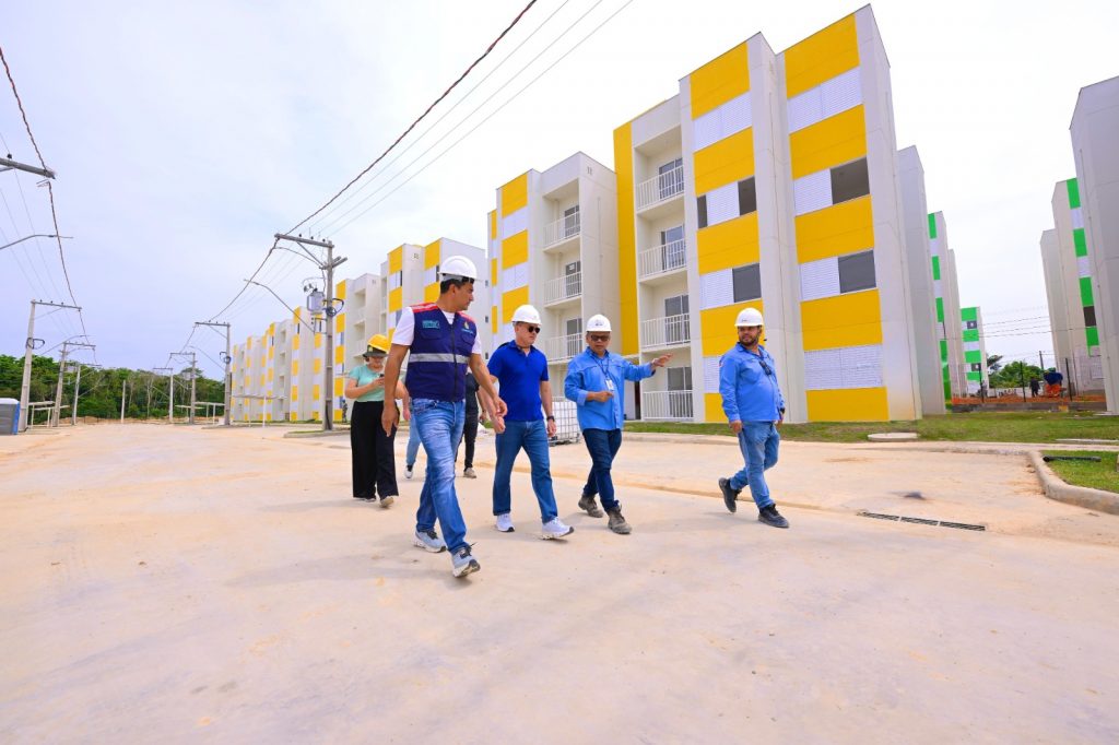 Prefeito de Manaus anuncia entrega de moradias do ‘Minha Casa, Minha Vida’ em dezembro “Vistoria do prefeito David Almeida às obras do Minha Casa Minha Vida em Manaus.”