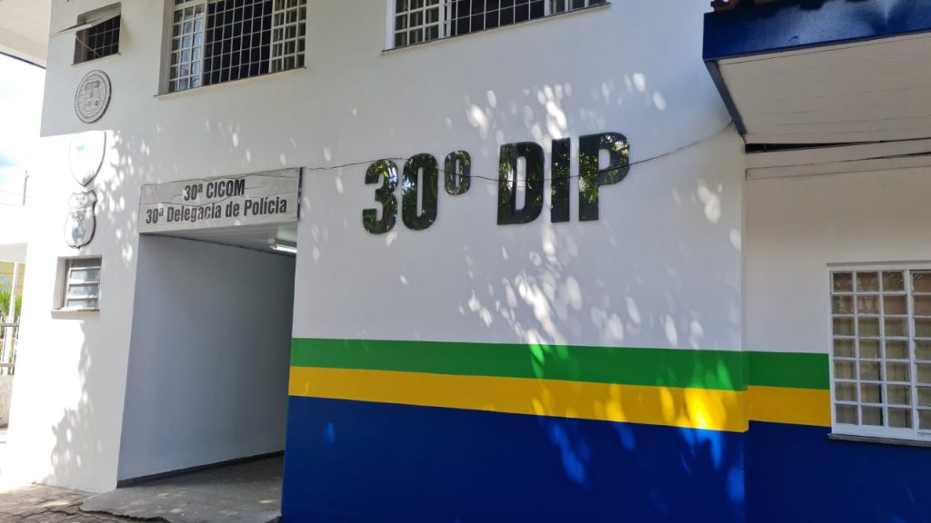 Mulher é presa por usar documento falso para aplicar golpe em Manaus Identidade falsa usada por suspeita presa em Manaus