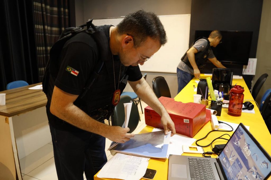 Polícia Civil do Amazonas prende homem e mulher por golpes com falsos consórcios em Manaus.