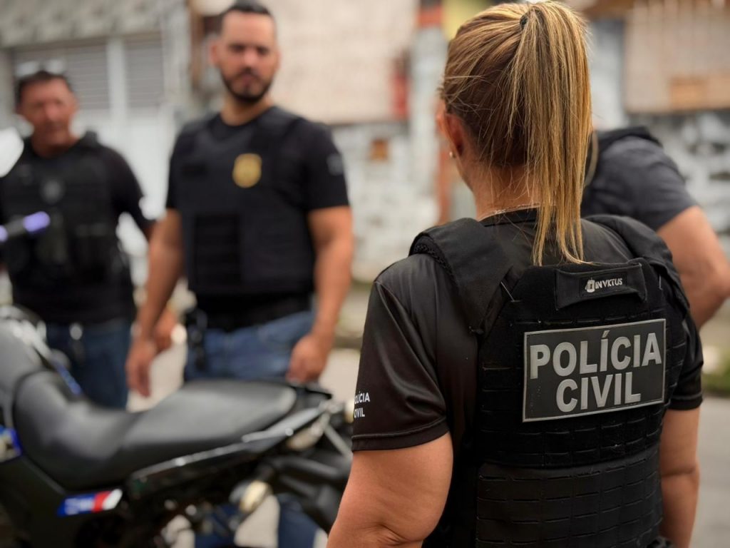 Operação Cavalo de Tróia PC-AM: Policiais civis cumprindo mandados em Borba e Lábrea, com material apreendido em operação contra fraudes em benefícios de idosos.