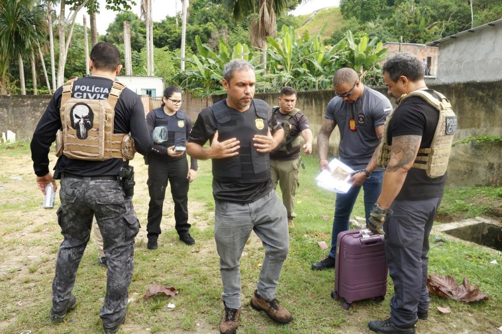 Operação Cavalo de Tróia: Preso grupo que fraudava idosos no AM Operação Cavalo de Tróia PC-AM: Policiais civis cumprindo mandados em Borba e Lábrea, com material apreendido em operação contra fraudes em benefícios de idosos.