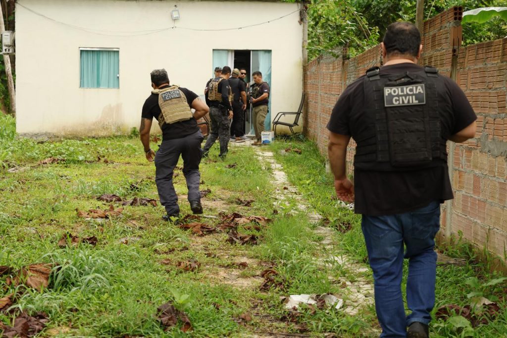 Operação Cavalo de Tróia PC-AM: Policiais civis cumprindo mandados em Borba e Lábrea, com material apreendido em operação contra fraudes em benefícios de idosos.