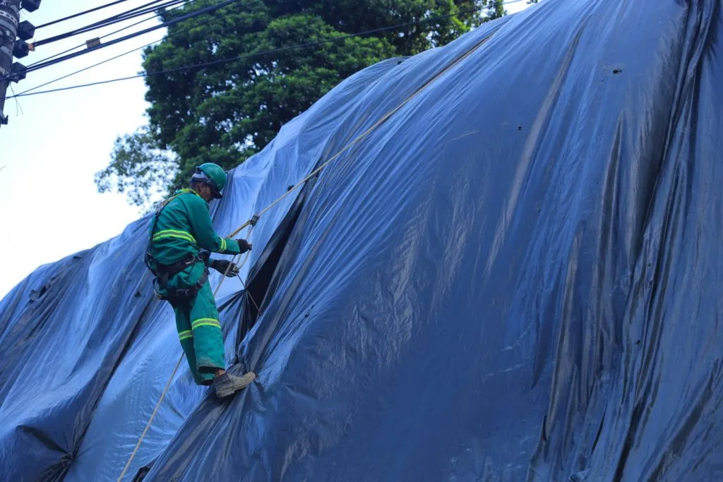 
Prefeitura-de-Manaus-avanca-com-implantacao-de-geomanta-na-contencao-de-taludes-da-avenida-Mario-Ypiranga-Monteiro-