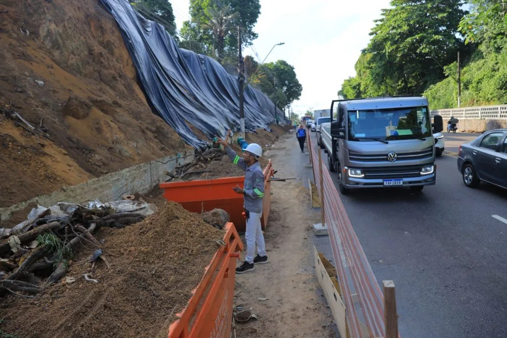 
Prefeitura-de-Manaus-avanca-com-implantacao-de-geomanta-na-contencao-de-taludes-da-avenida-Mario-Ypiranga-Monteiro-