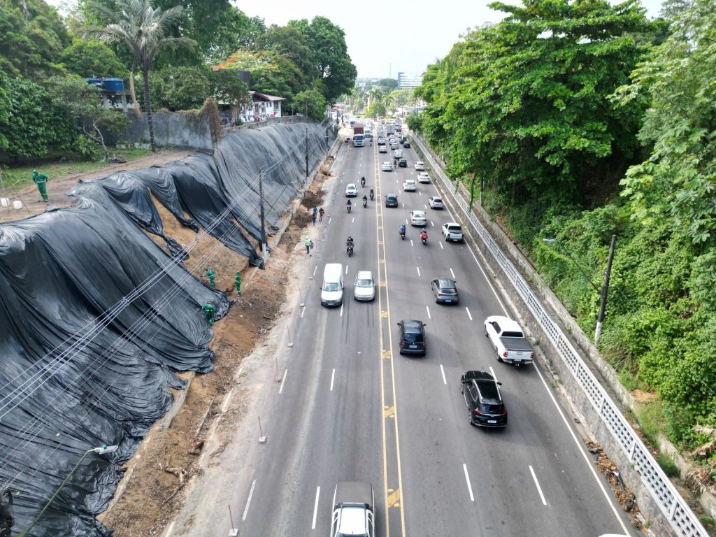 Prefeitura de Manaus instala geomanta na Mário Ypiranga para conter avanço da erosão Prefeitura-de-Manaus-avanca-com-implantacao-de-geomanta-na-contencao-de-taludes-da-avenida-Mario-Ypiranga-Monteiro-