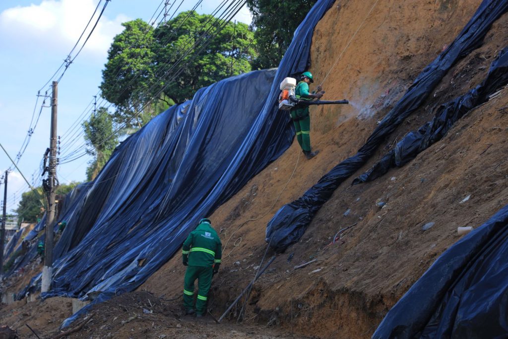 Prefeitura-de-Manaus-avanca-com-implantacao-de-geomanta-na-contencao-de-taludes-da-avenida-Mario-Ypiranga-Monteiro-