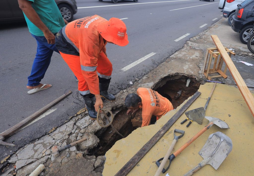 Prefeitura-inicia-obra-emergencial-na-Constantino-Nery-apos-rompimento-de-drenagem