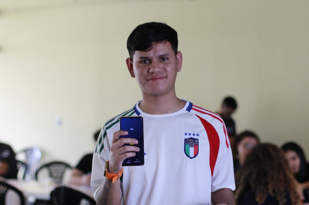 Entrega de telefones roubados em Manaus no projeto Recupera Fone