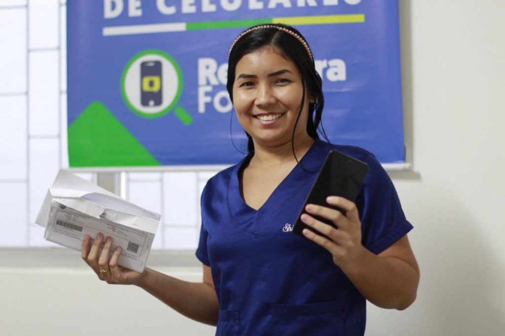 Entrega de telefones roubados em Manaus no projeto Recupera Fone