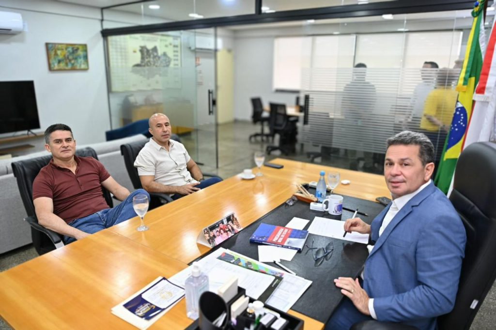 Tadeu e David reforçam diálogo institucional para avanço de políticas públicas Tadeu de Souza e David Almeida durante encontro institucional no Governo do Amazonas