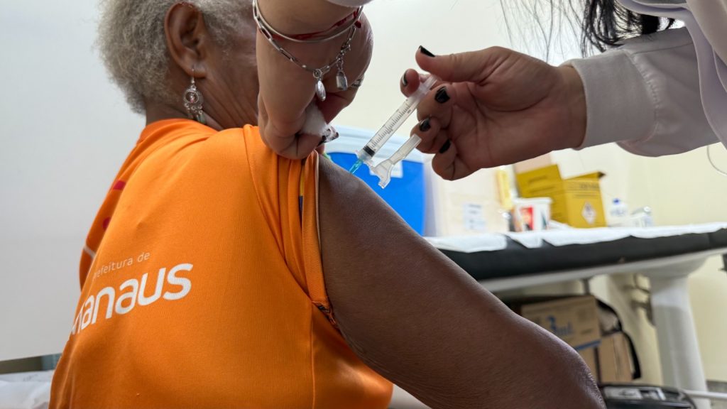 Manaus inicia vacinação contra gripe para imunizar mais de 430 mil pessoas Profissional de saúde aplica vacina contra gripe em paciente em Manaus