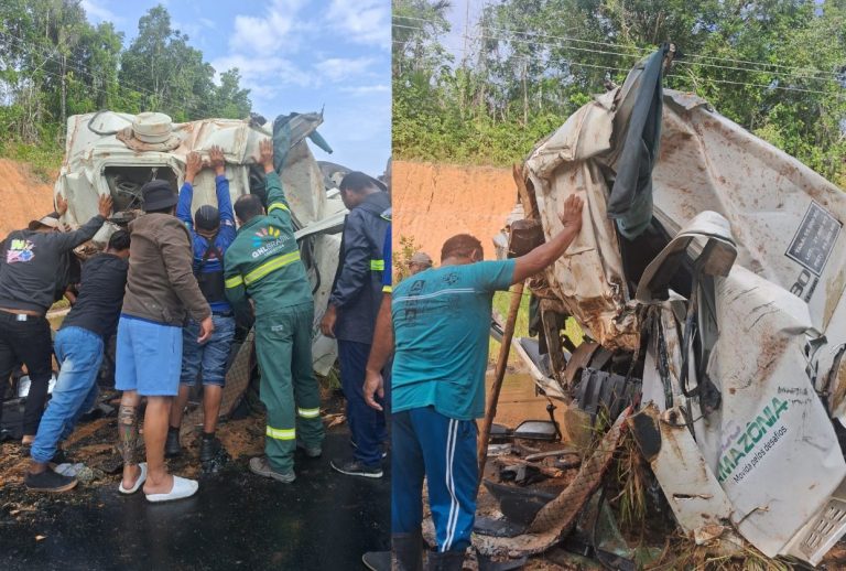 Caminhão-tanque capotado com cabine destruída na rodovia AM-010