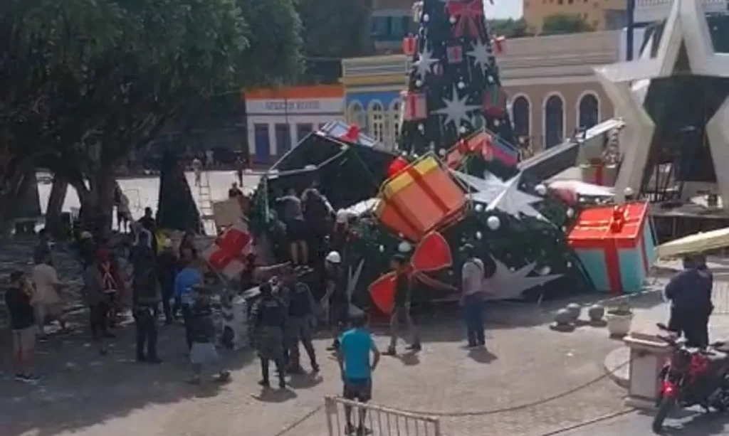 acidente com árvore de natal no centro de Manaus