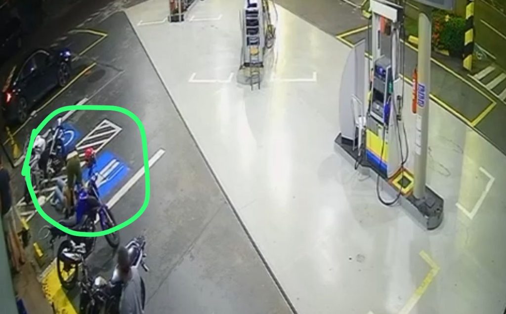 Coronel da PM é flagrado agredindo esposa em posto de gasolina em Manaus Coronel da PM agride esposa em posto de gasolina em Manaus