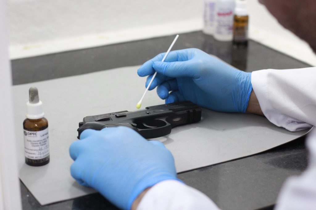 Peritos da SSP-AM aplicam exame metalográfico para recuperar números de série de armas