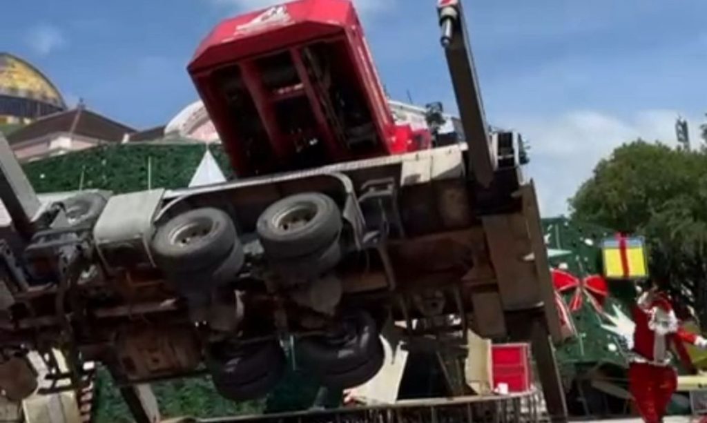 Guindaste tombado no Largo de São Sebastião durante montagem de árvore de Natal