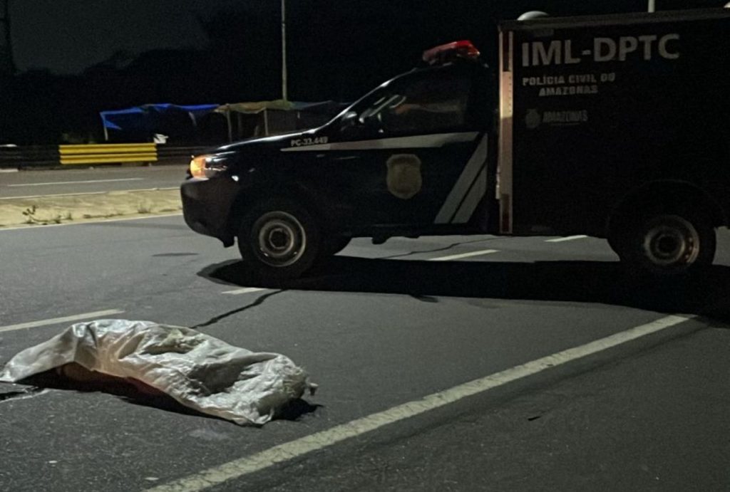 Mulher morre atropelada por carro próximo à Ponte Rio Negro, em Iranduba Carro com para-brisa quebrado após atropelamento de mulher no sentido Iranduba