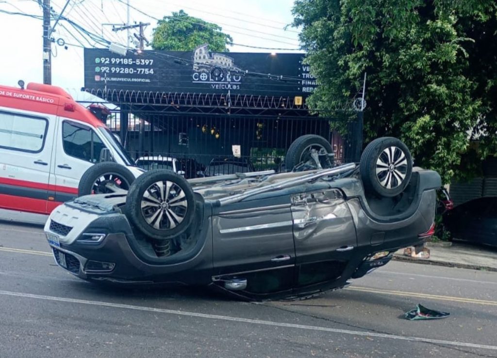 VÍDEO: Fiat Toro capota após colisão no cruzamento de avenidas na Cachoeirinha Fiat Toro capotada após colisão no cruzamento das avenidas Urucará e Manicoré