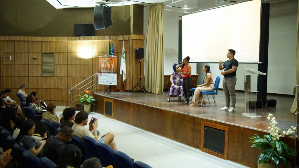 Público reunido no Cineteatro Guarany durante mostra de cinema sobre direitos humanos e clima