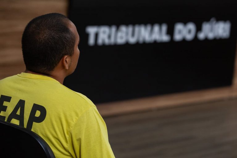 Justiça condena padrasto por homicídio de criança autista em Manaus.