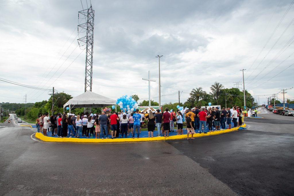 Cruz Gloriosa inaugurada na rotatória do Colônia Antônio Aleixo com esculturas religiosas e presença da comunidade.