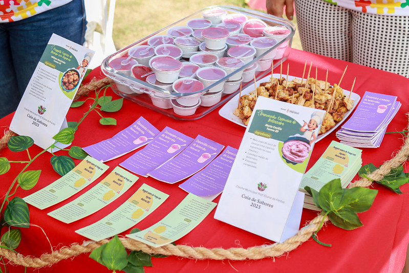 Crianças e pais experimentam receitas saudáveis no evento de encerramento do projeto Cuia de Sabores da Semed em Manaus.