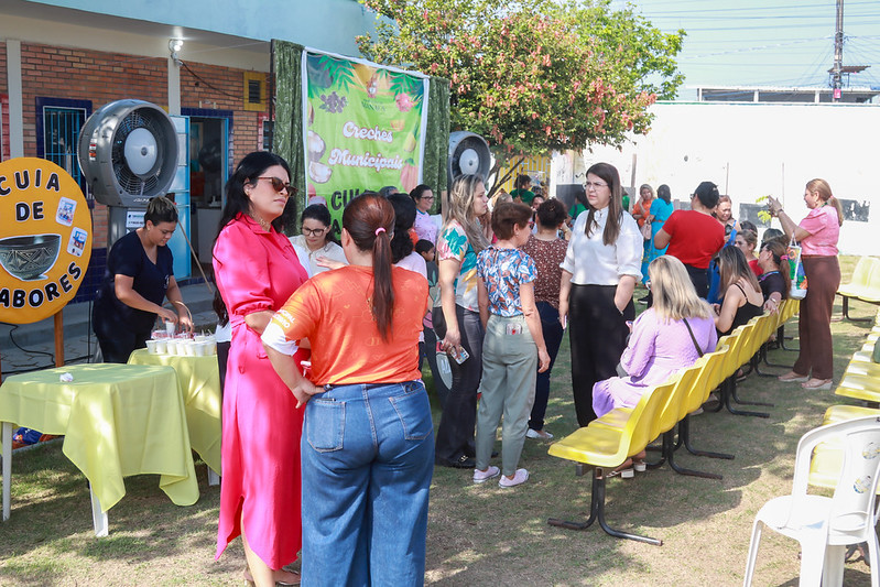 Crianças e pais experimentam receitas saudáveis no evento de encerramento do projeto Cuia de Sabores da Semed em Manaus.