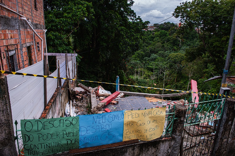 Deslizamento de terras no bairro Mauazinho em Manaus (Foto: João Dejacy)