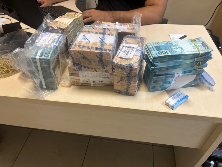 Operação apreende mais de R$ 1 milhão ligado à lavagem de dinheiro em Manaus Dinheiro apreendido pela FICCO-AM suspeito de lavagem de dinheiro em Manaus