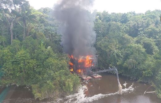 VÍDEO: PF destrói 10 dragas em operação contra garimpo ilegal no Amazonas Dez dragas destruídas pela PF durante operação contra garimpo ilegal no Rio Boia, Amazonas