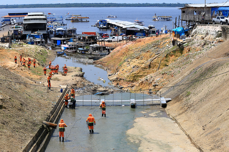 Manaus instala maior ecobarreira para conter lixo antes de chegar ao rio Negro Prefeito David Almeida vistoria a maior ecobarreira de Manaus instalada no igarapé do Educandos