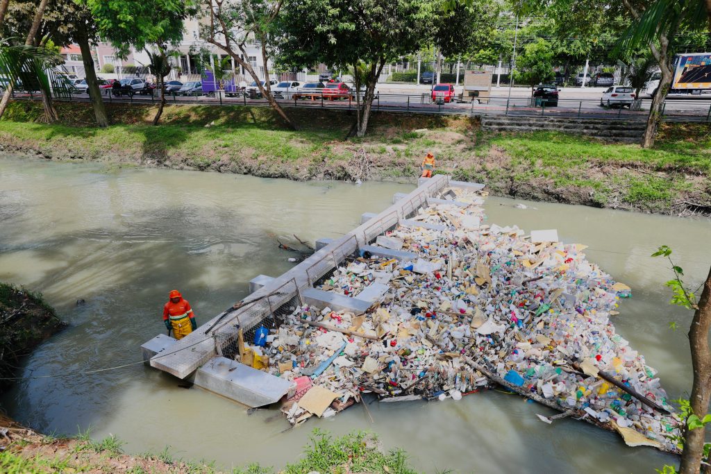 Prefeito de Manaus apresentará projeto de ecobarreiras na COP30, em Belém Ecobarreira instalada em igarapé de Manaus retendo resíduos sólidos