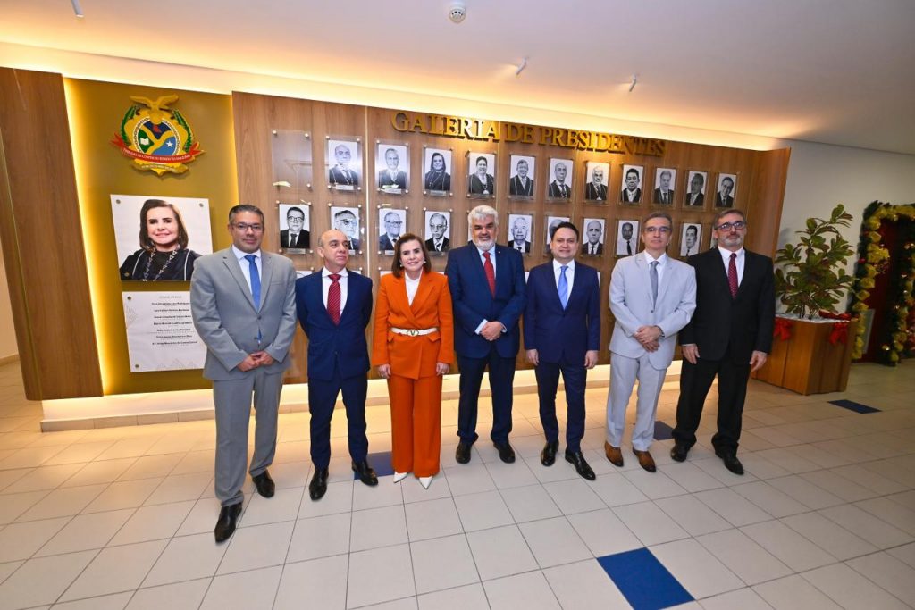 TCE-AM reinaugura galeria dos ex-presidentes em celebração aos 75 anos Conselheira Yara Amazônia Lins reinaugura Galeria dos Ex-Presidentes do TCE-AM