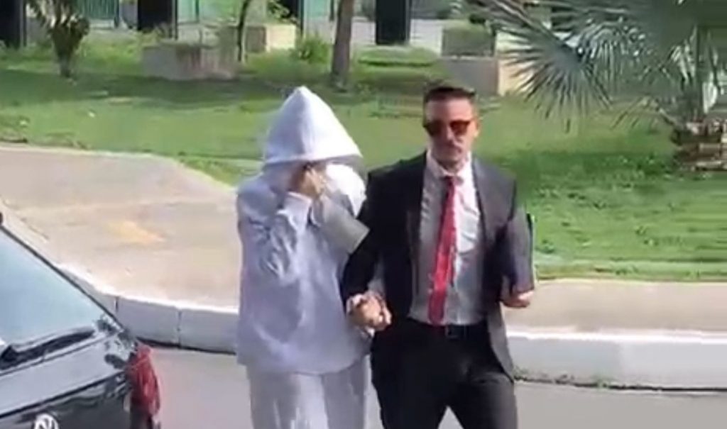 Médica presta depoimento sobre morte de criança de 6 anos em hospital de Manaus Médica chegando ao 24º DIP para depor sobre morte de criança em Manaus