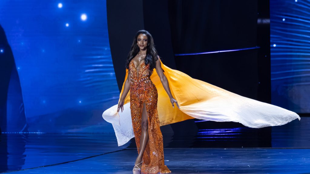 Miss Jamaica está na UTI após queda no palco do Miss Universo