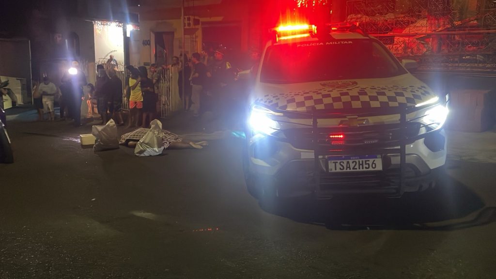 Local onde homem foi morto com vários tiros na rua Natal, no bairro Compensa