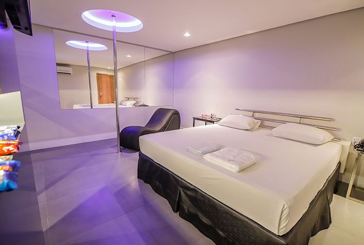 Rede motéis em Manaus entra na black friday e oferece 50% de desconto Suíte de motel da rede PW decorada para a Motel Black Monday