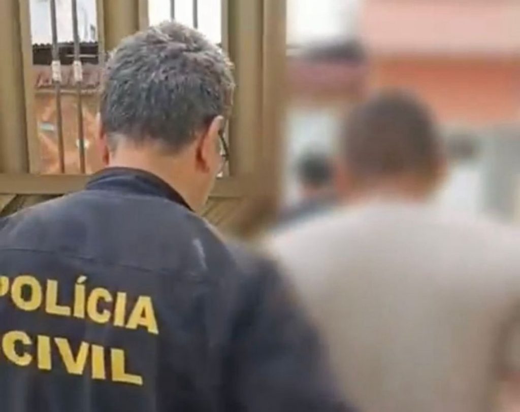 VÍDEO: Pai deixa filho sem andar após agredi-lo com perna-manca em Manaus Homem de 52 anos preso por agredir filho de 13 anos em Manaus