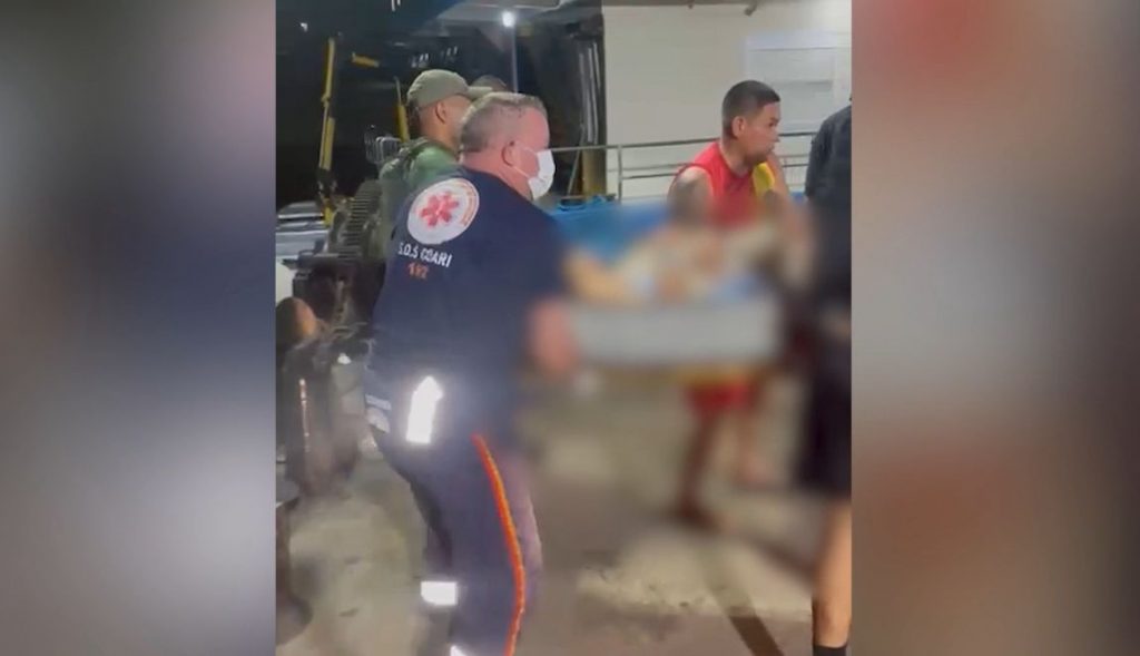 Militares auxiliando parto improvisado em embarcação próximo a Coari, Amazonas