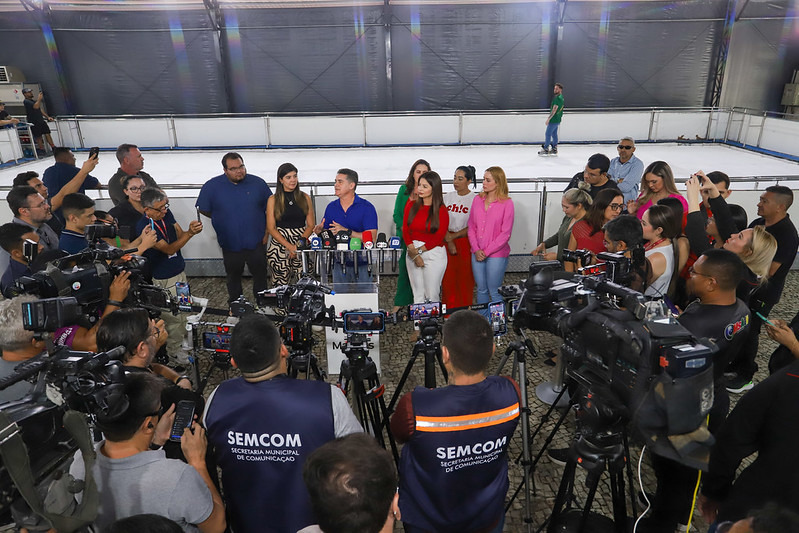 Prefeitura de Manaus entrega decoração de natal 2025, com pista de patinação no gelo