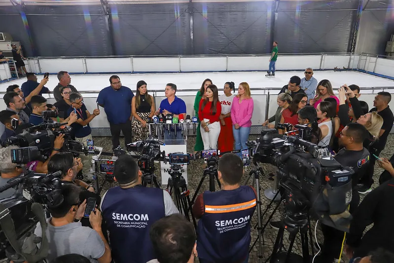 Prefeitura de Manaus entrega decoração de natal 2025, com pista de patinação no gelo